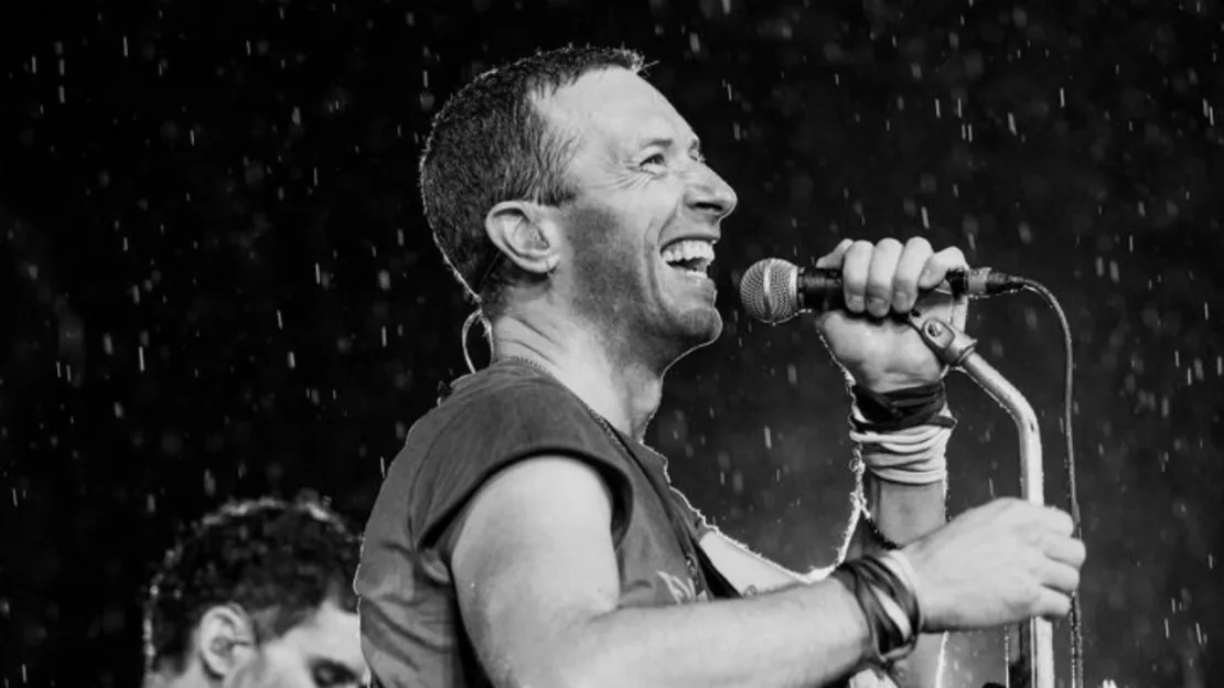 Chris Martin (Coldplay) aide un enfant en plein concert !