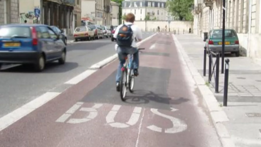 Cluses : "Oui aux vélos et aux trottinettes, mais sur la route !"