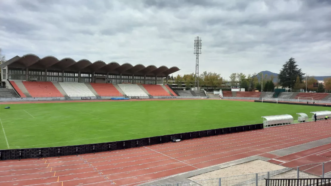 La pelouse du parc des sports d’Annecy sera-t-elle changée ?