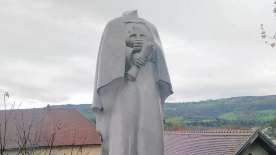 Les Echelles: une statue décapitée!