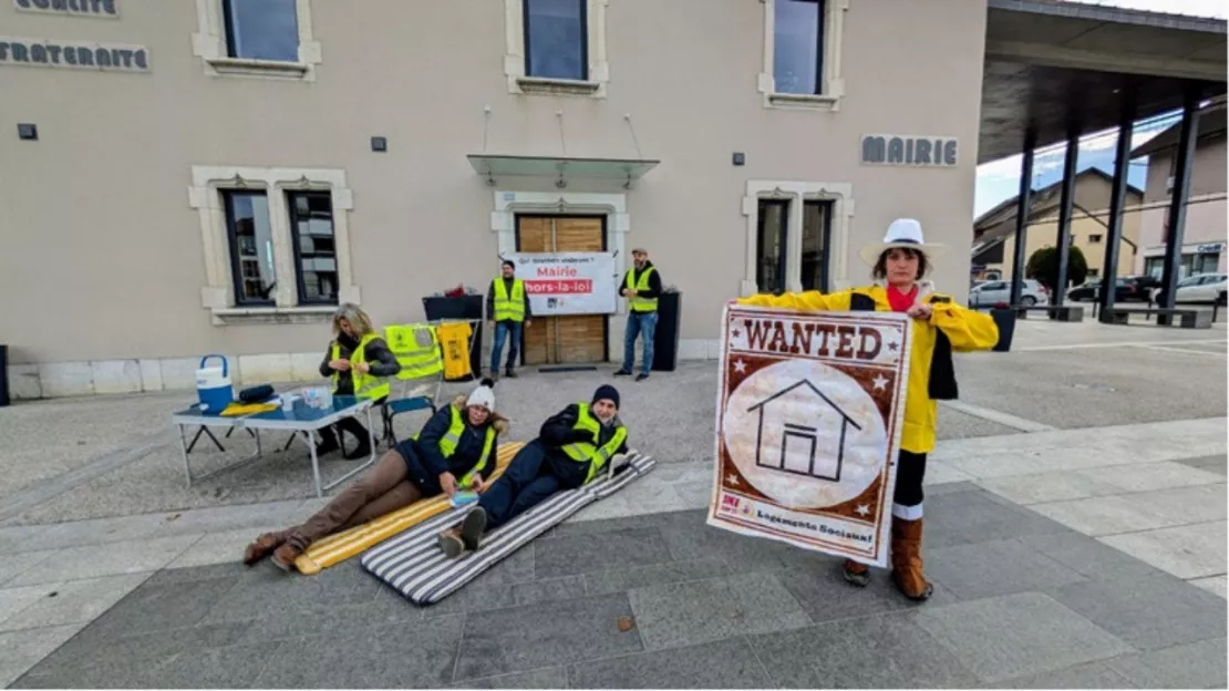 Pourquoi un squat a-t-il été recréé devant la mairie de Reignier ?